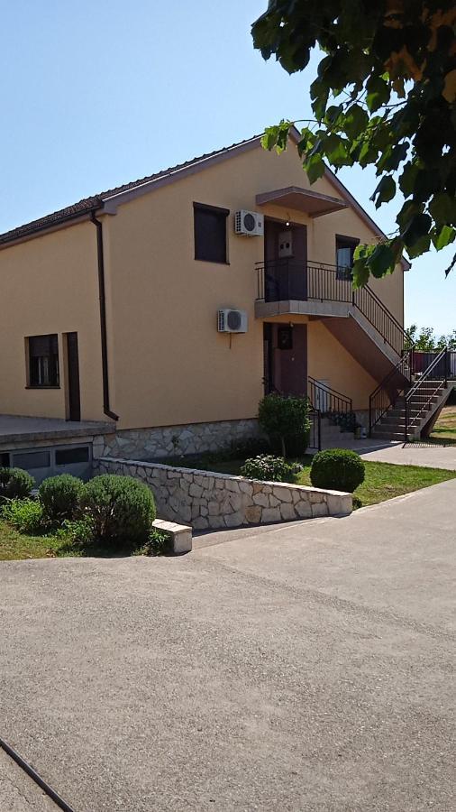 Hostel Vera - Airport Podgorica Mitrovici  Exterior photo
